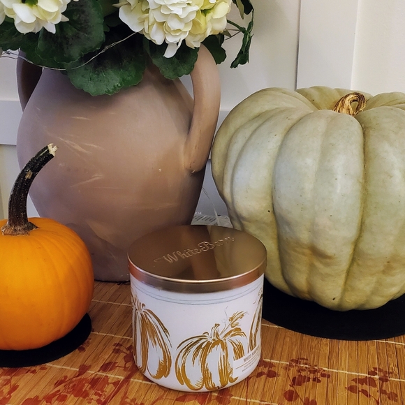 White Barn - Gingered White Pumpkin Carmel Glaze Candle - White / Gold NWT - Picture 3 of 6